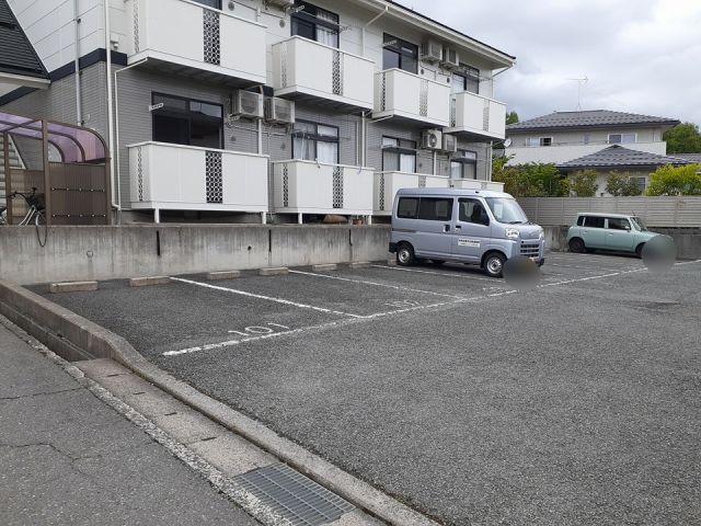 【長野市西三才のアパートの駐車場】