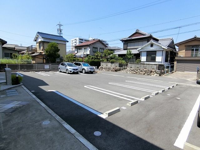 【鈴鹿市寺家のアパートの駐車場】