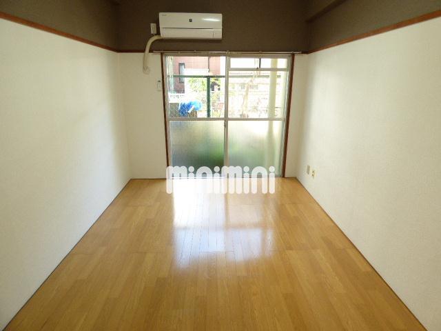 居室・リビング　明るい内装のお部屋です。