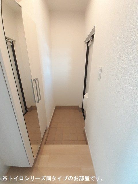 【屋島西町アパート（０２７７８９６０１）の玄関】