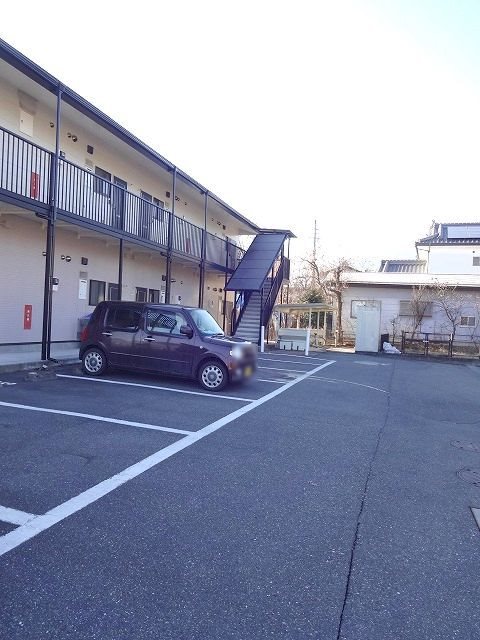 【ビレッジハタヤC棟の駐車場】