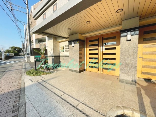 【茅ヶ崎市若松町のマンションのエントランス】