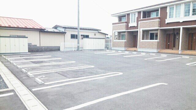 【登米市豊里町新田町のアパートの駐車場】