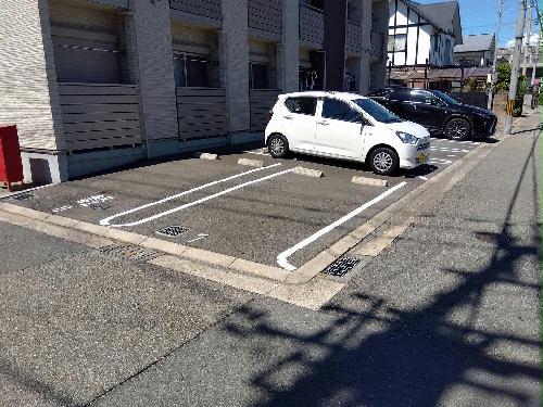 【クレイノファミーユの駐車場】