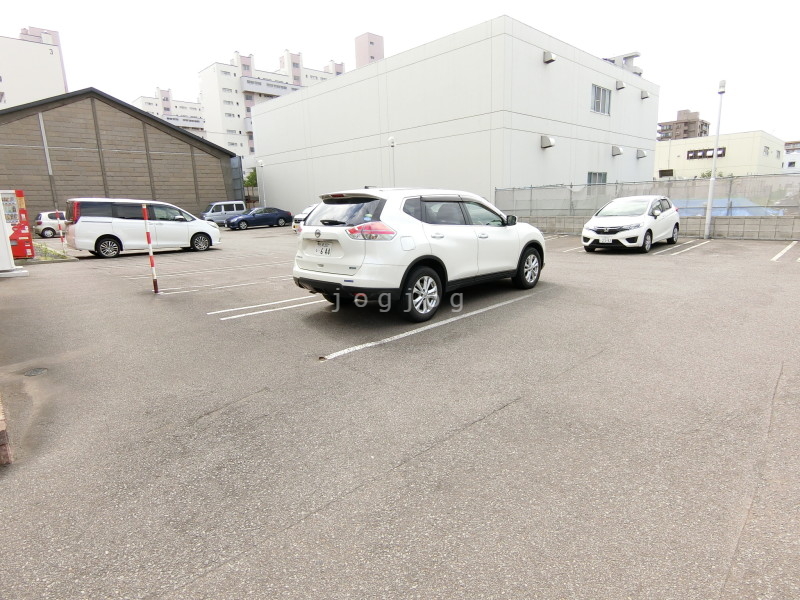 【札幌市白石区中央一条のマンションの駐車場】