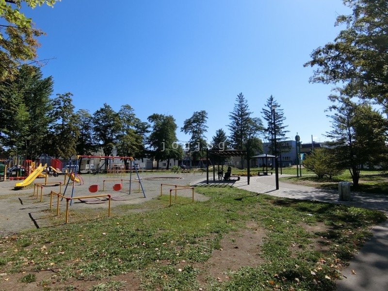 【札幌市白石区中央一条のマンションの公園】