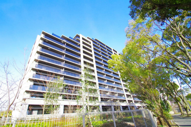 【吹田市津雲台のマンションの建物外観】