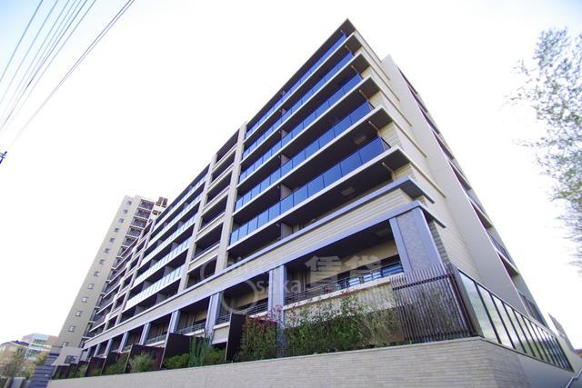 【吹田市津雲台のマンションの建物外観】