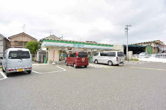 コンビニ　ファミリーマート 幾野四丁目店（コンビニ）まで577m