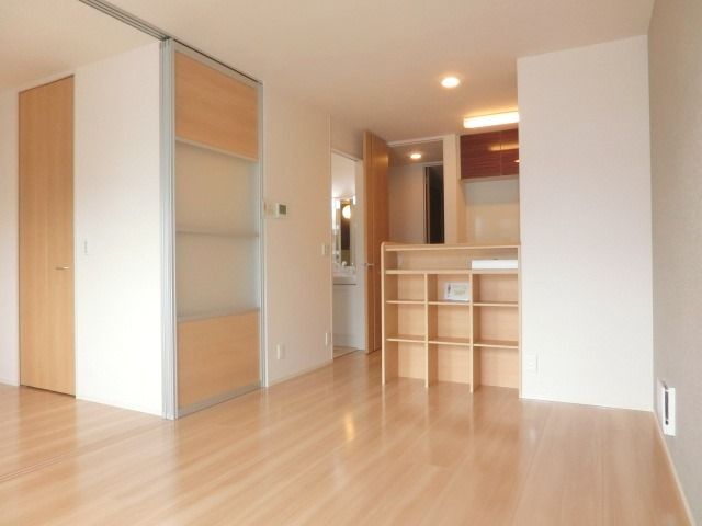 その他部屋・スペース　バルコニー側からのリビングです