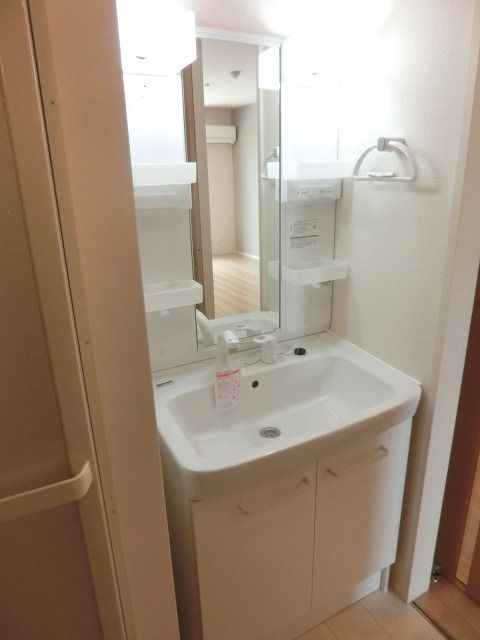 洗面設備　洗髪も出来る便利な洗面台です