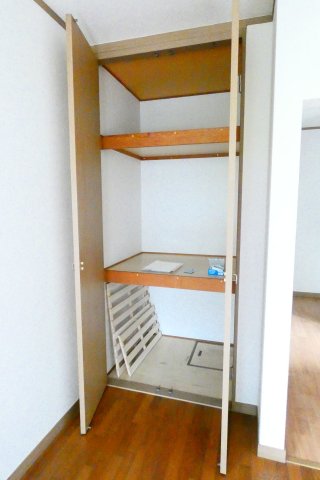 収納　便利な押し入れタイプでたっぷり入ります。