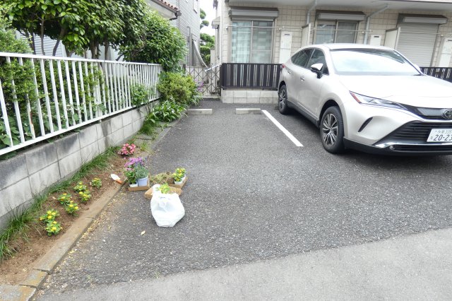 駐車場　駐車場は建物正面を見て一番左側です。 （前面道路が一方通行で