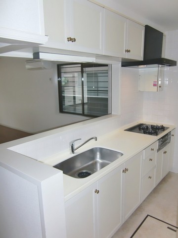 キッチン　対面式グリル付ガス３口システムキッチン