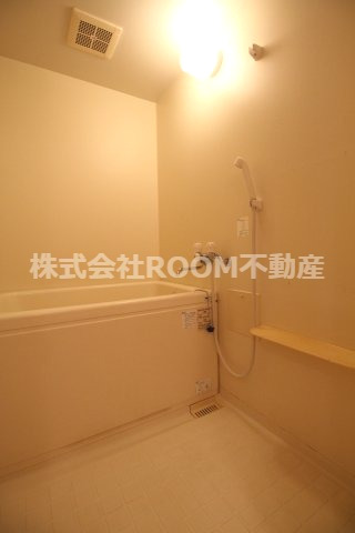 バス・シャワールーム　落ち着いた空間のお風呂です