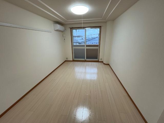 居室・リビング　室内