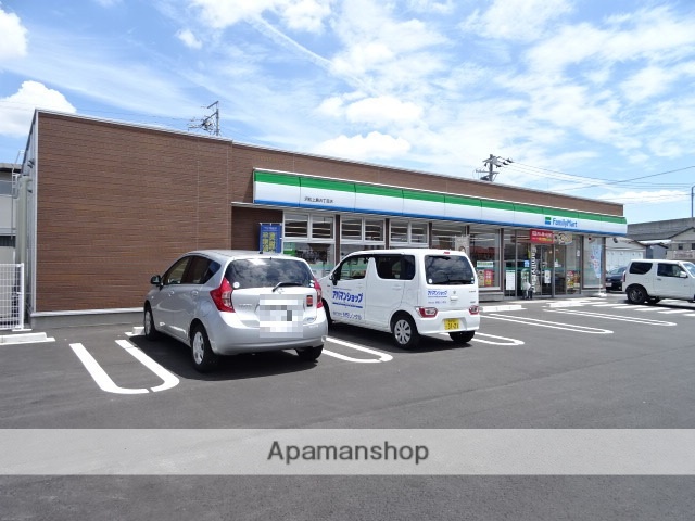 コンビニ　ファミリーマート（コンビニ）まで850m