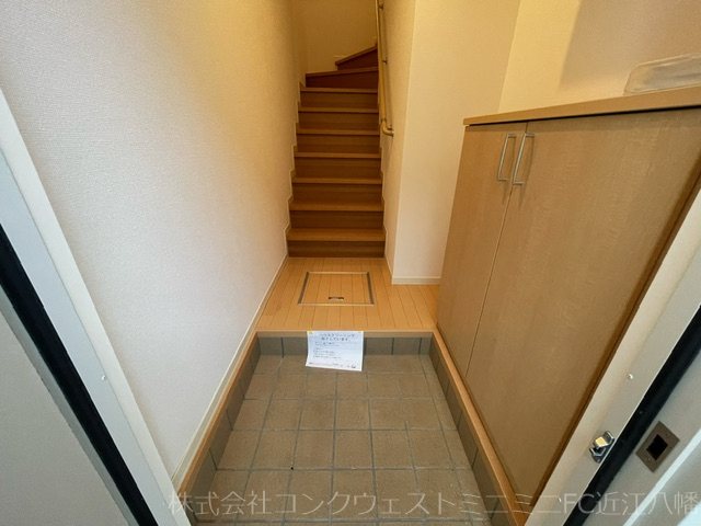 玄関　写真は206号室