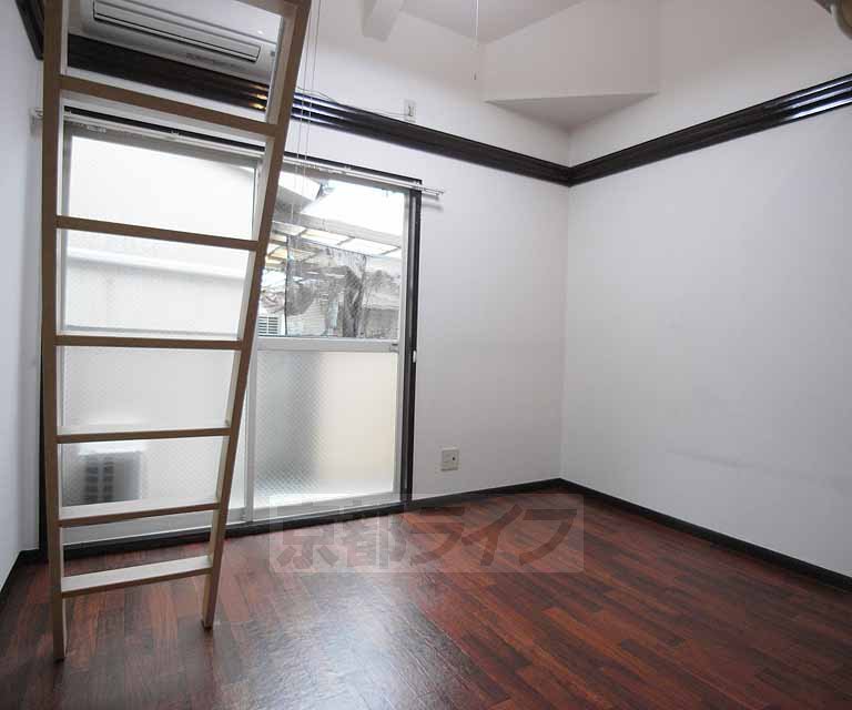 居室・リビング　天井が高いです。