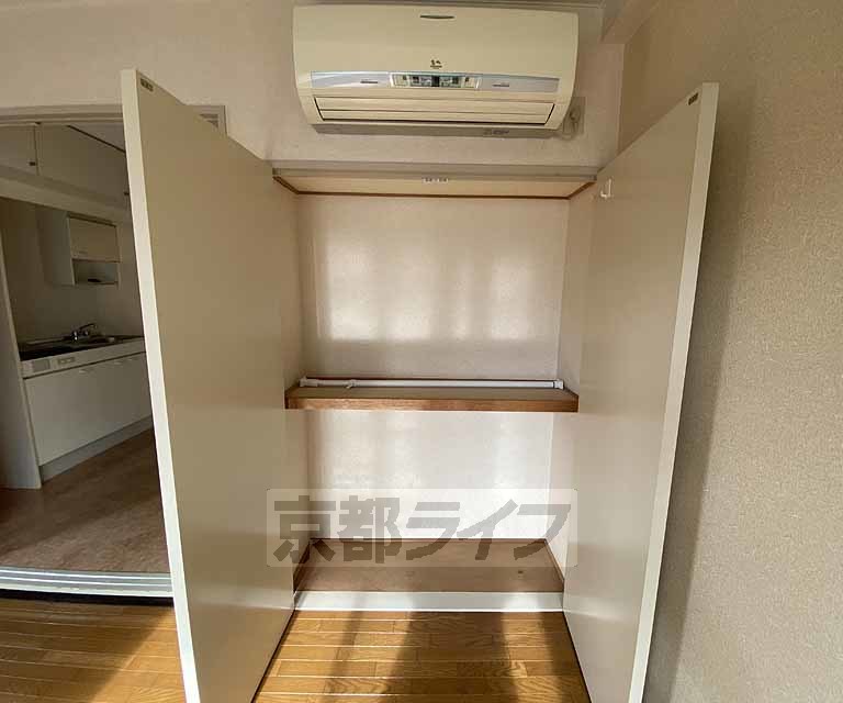 収納　洋服や雑貨などが収納可能です。