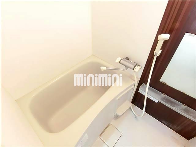 バス・シャワールーム　浴室乾燥機能付きのお風呂です。