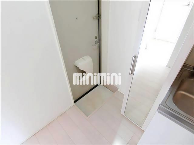 玄関　下駄箱付きの玄関で靴を収納できます。