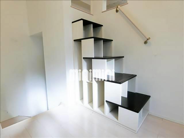 その他設備　ロフトへの階段側面には収納が付いています。