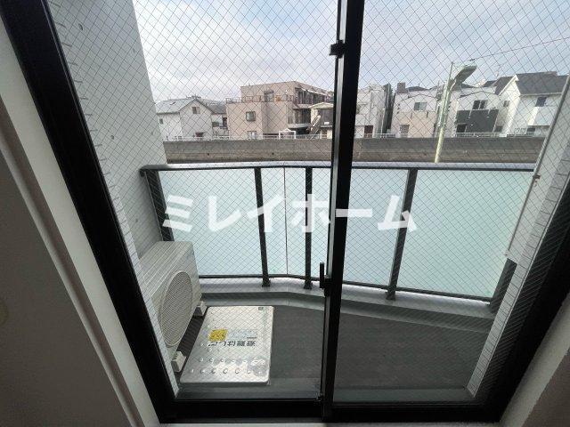 バルコニー　同建物内別のお部屋の参考写真になります。