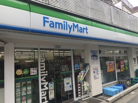 コンビニ　ファミリーマート世田谷北沢三丁目店（コンビニ）まで323m