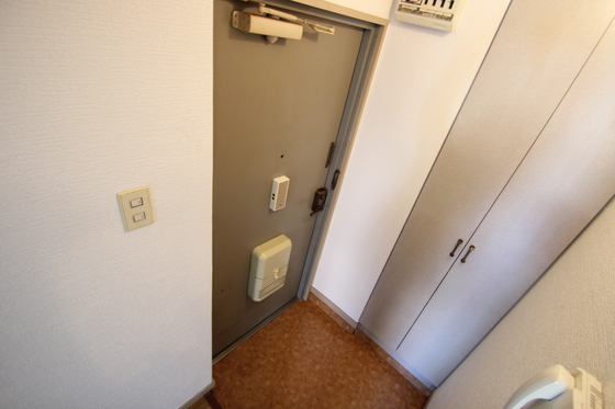 玄関　※写真は別号室です