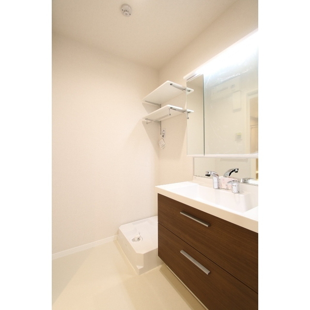 洗面設備　三面鏡つき独立洗面台あり