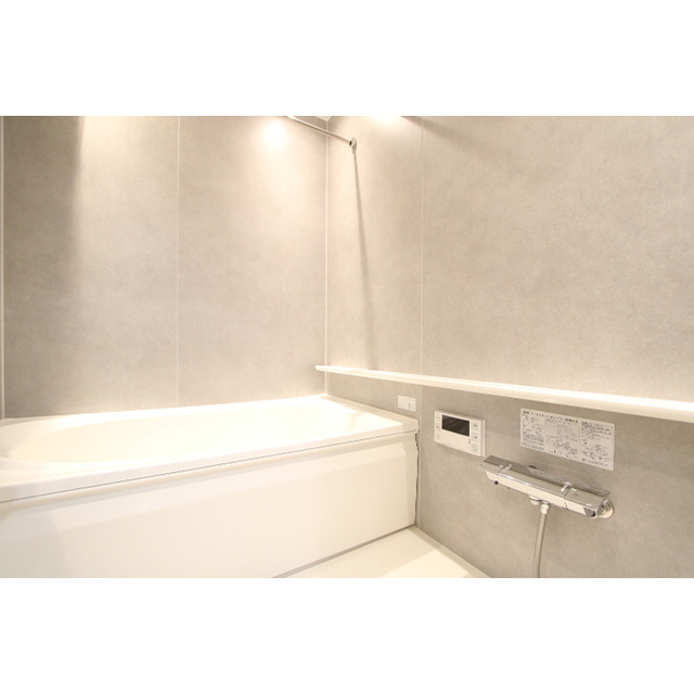 バス・シャワールーム　清潔感あるバスルーム