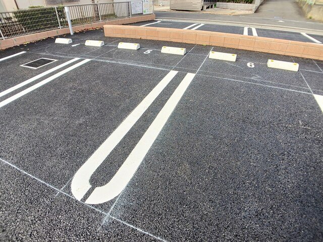 駐車場　駐車場があるので、車を買う予定の方も安心です