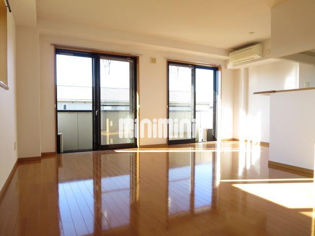 居室・リビング　窓が多く明るいお部屋。