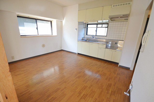 居室・リビング　別号室の写真です（間取り反転）