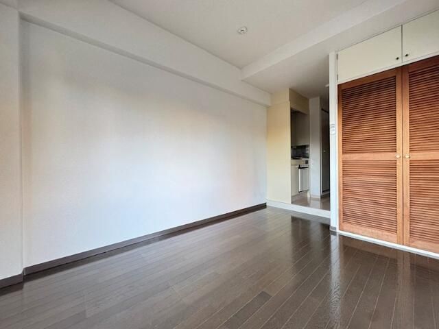 居室・リビング　2面バルコニーで明るい洋室です