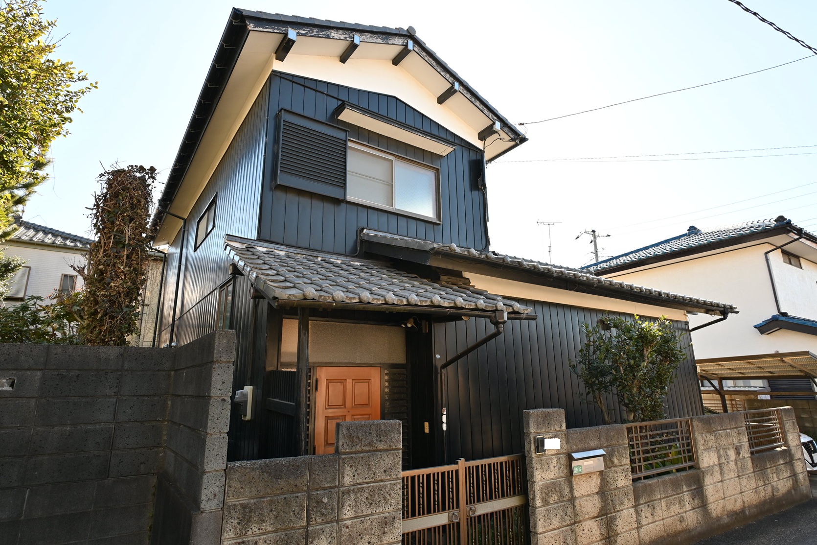 建物外観　外壁と軒天のコントラストが印象的な外観