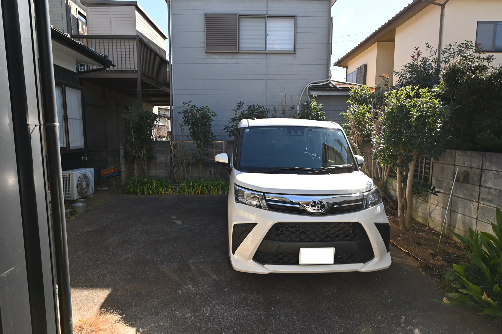 駐車場　車種により３台駐車可能なスペースがあります