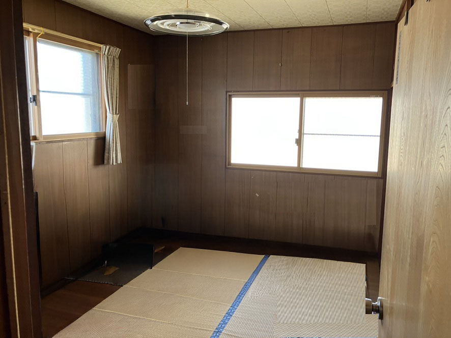 居室・リビング　２階６帖のお部屋は２面採光で明るく