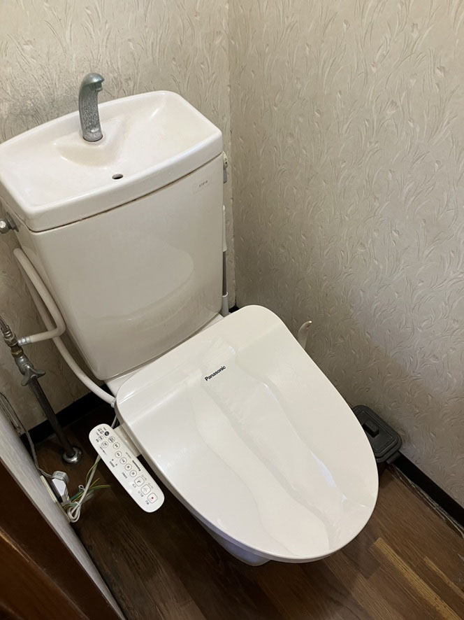 トイレ　温水洗浄便座備え付け