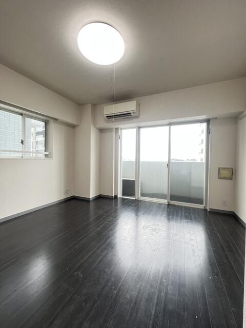 居室・リビング　こちらのリビングで趣味の時間をお楽しみください