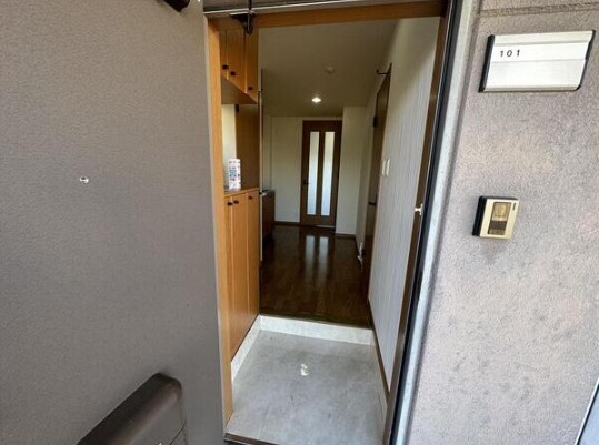 玄関　シューズボックスがあるので余ったスペースに傘と靴とかも置けち