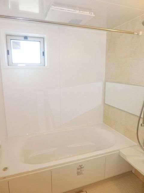 バス・シャワールーム　足の伸ばせる一坪風呂。