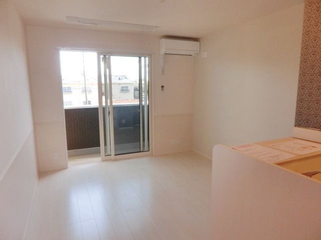 居室・リビング　開放的なリビングルーム。