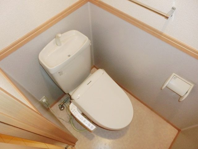 トイレ　ウォシュレットになります。あると嬉しいですね。