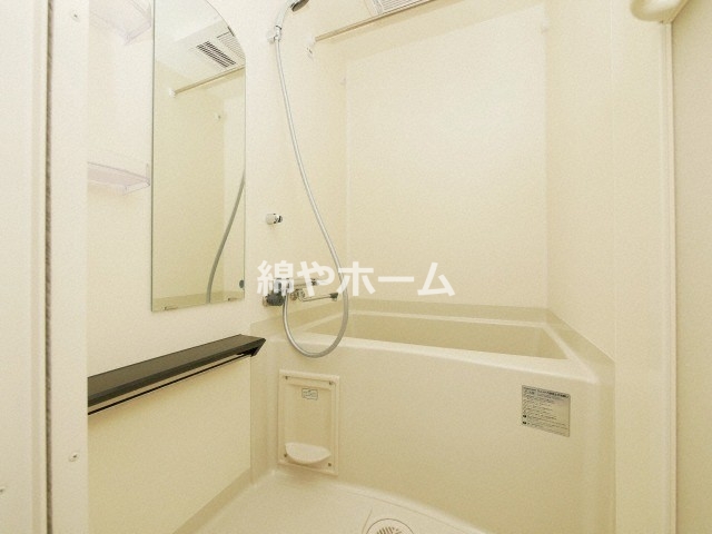 バス・シャワールーム　コンパクトで使いやすいお風呂です