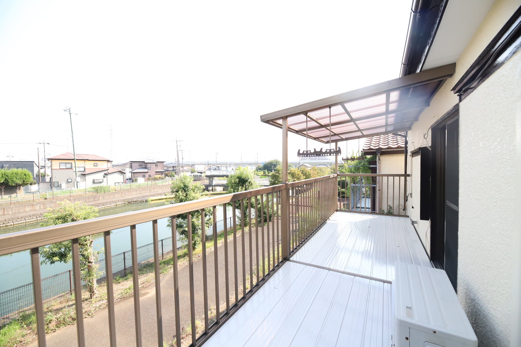 バルコニー　ベランダは広く洗濯物をたくさん干せます！ 洗濯物が多い日…