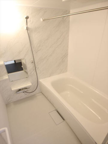 バス・シャワールーム　追焚・浴室乾燥機付のUB　ゆったり1坪タイプ