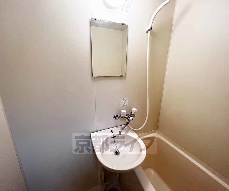 洗面設備　鏡も付いていて便利です。