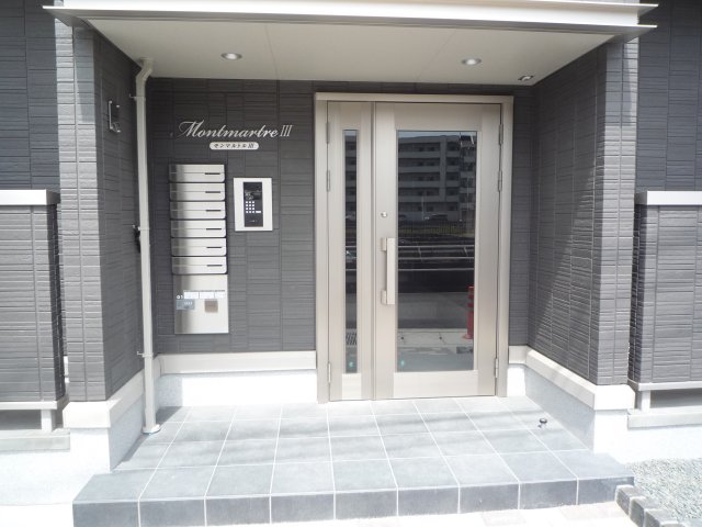 エントランス　落ち着いたエントランスです